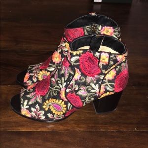 Crown Vintage Floral embroidery Peep Toe